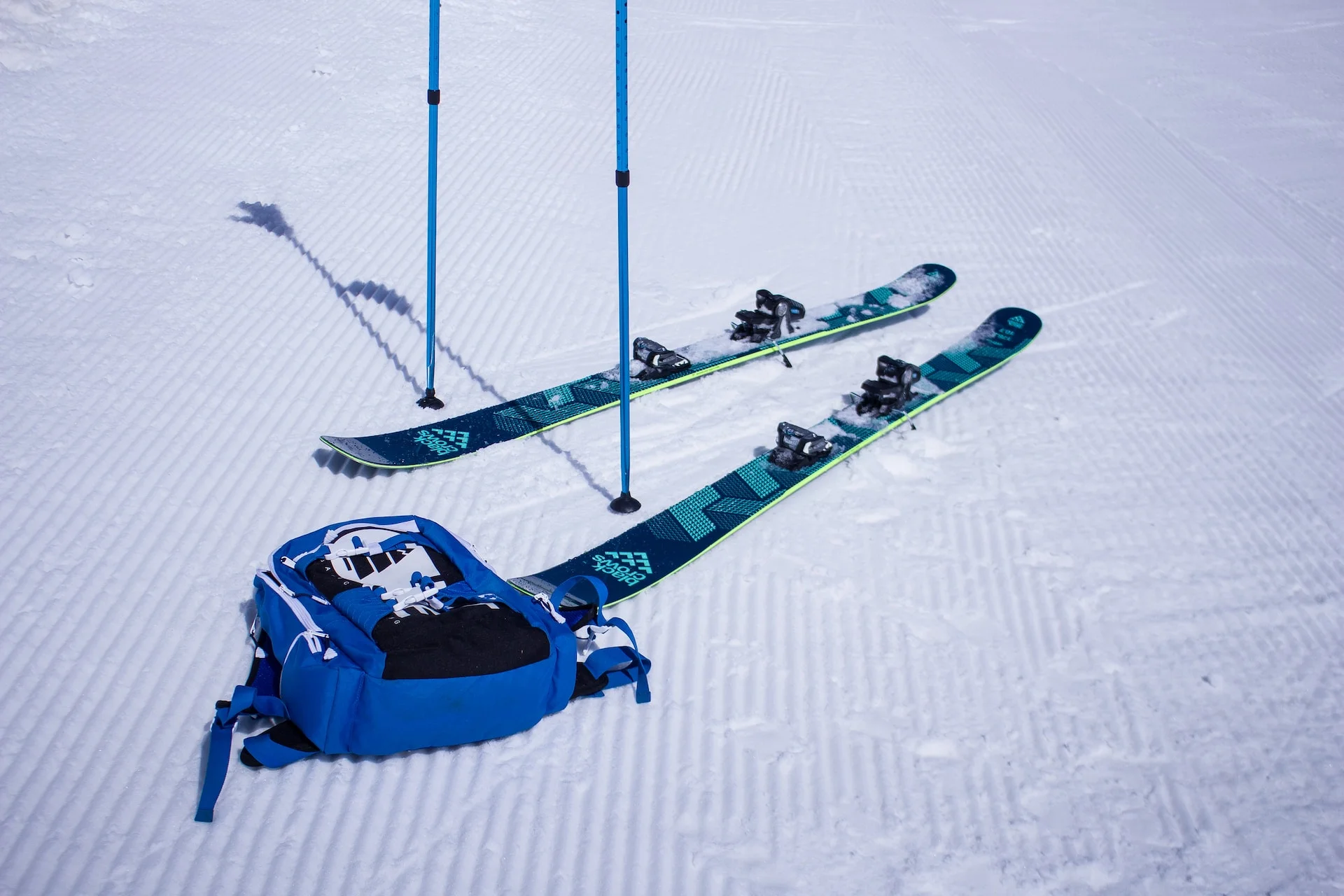 blue and black ski blades on white snow